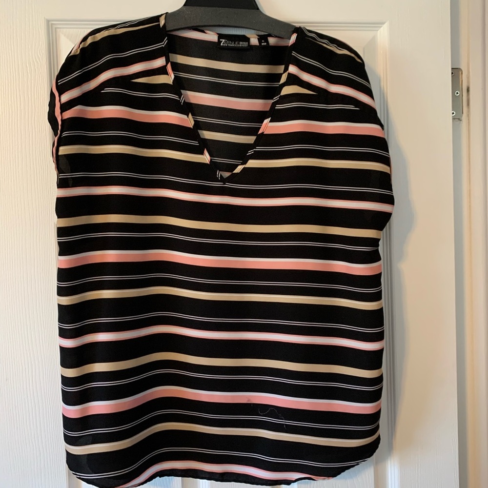 🌎 2/$18 New York and Company shirt